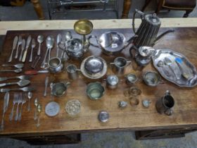 A mixed lot of silver plated items to include a three piece tea set with hammered decoration