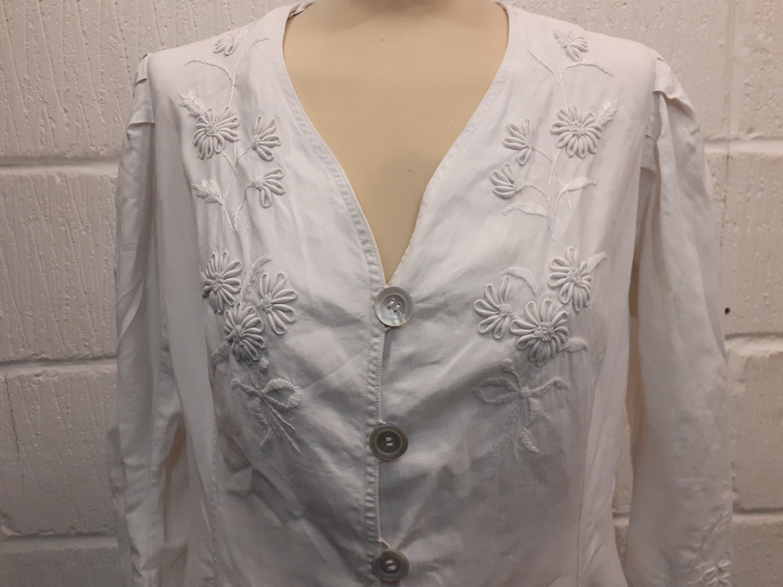 A late 19th/ early 20th Century white cotton and embroidered driving outfit comprising a longline - Image 3 of 9