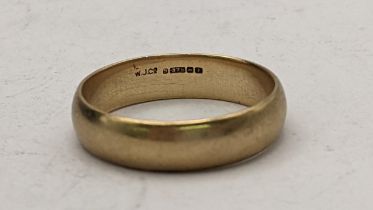 A 9ct gold wedding band 4.7g Location: