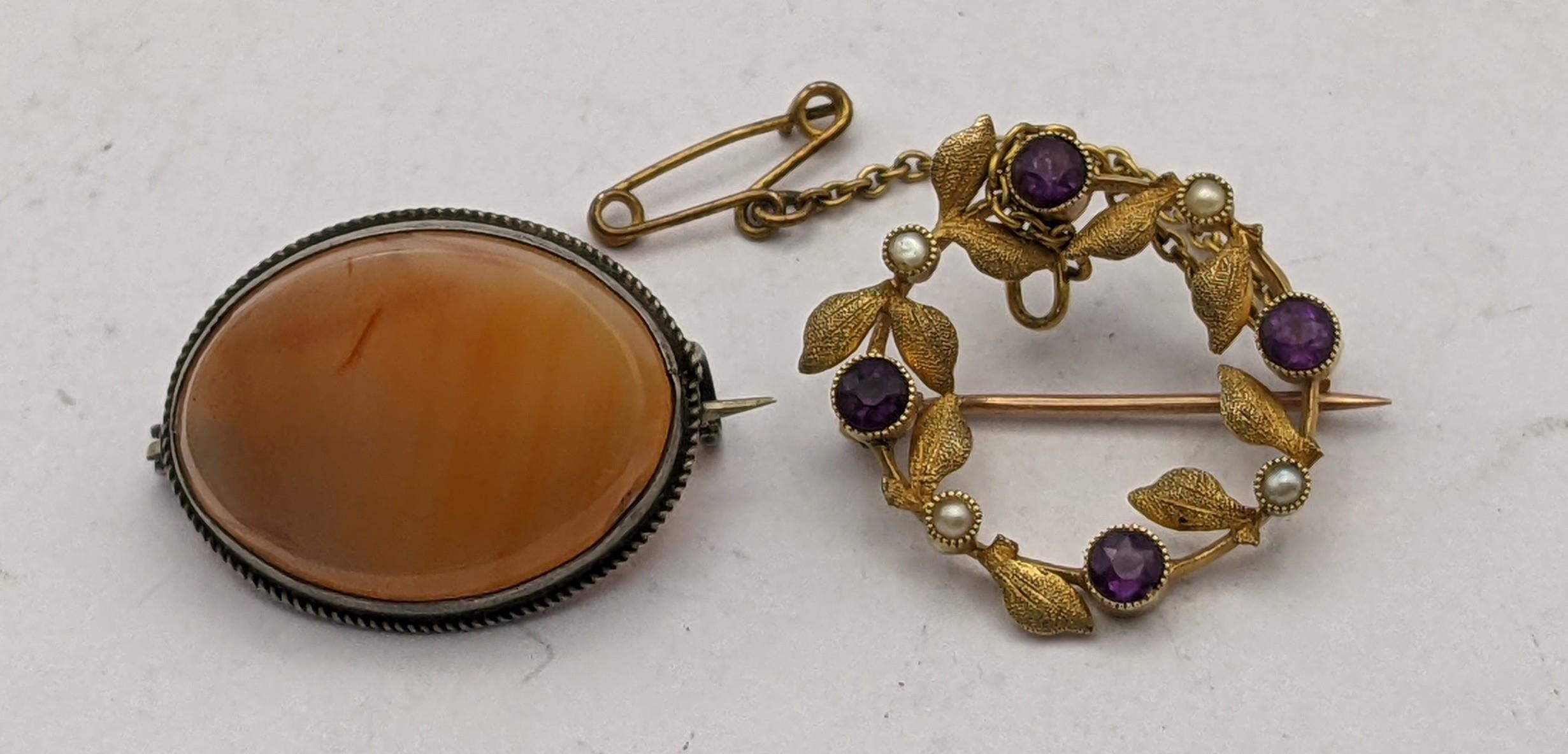An Edwardian yellow metal brooch inset with amethyst and seed pearls 2.7g together with an oval
