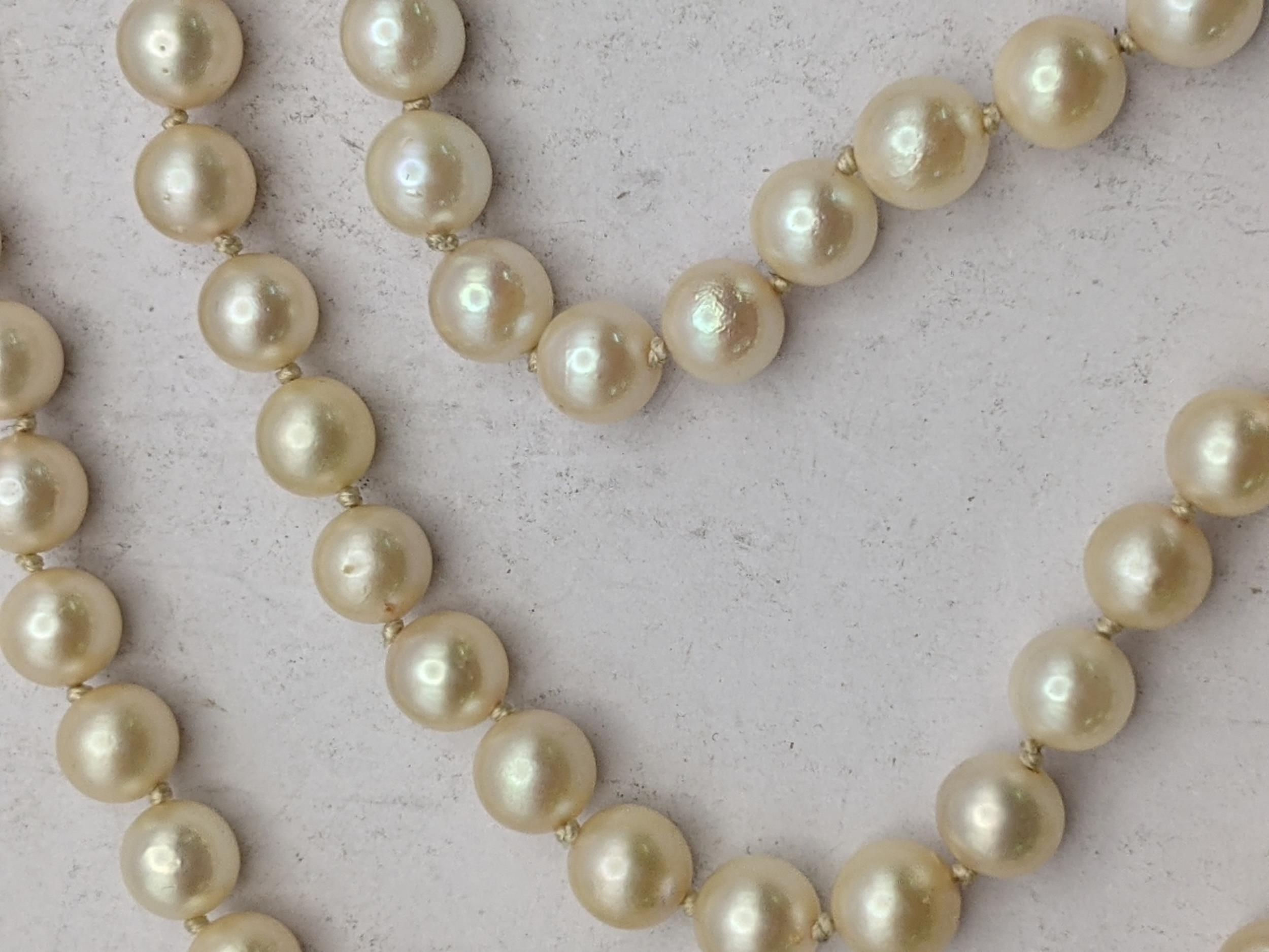 A pearl necklace on a 9ct gold clasp Location: - Image 3 of 4