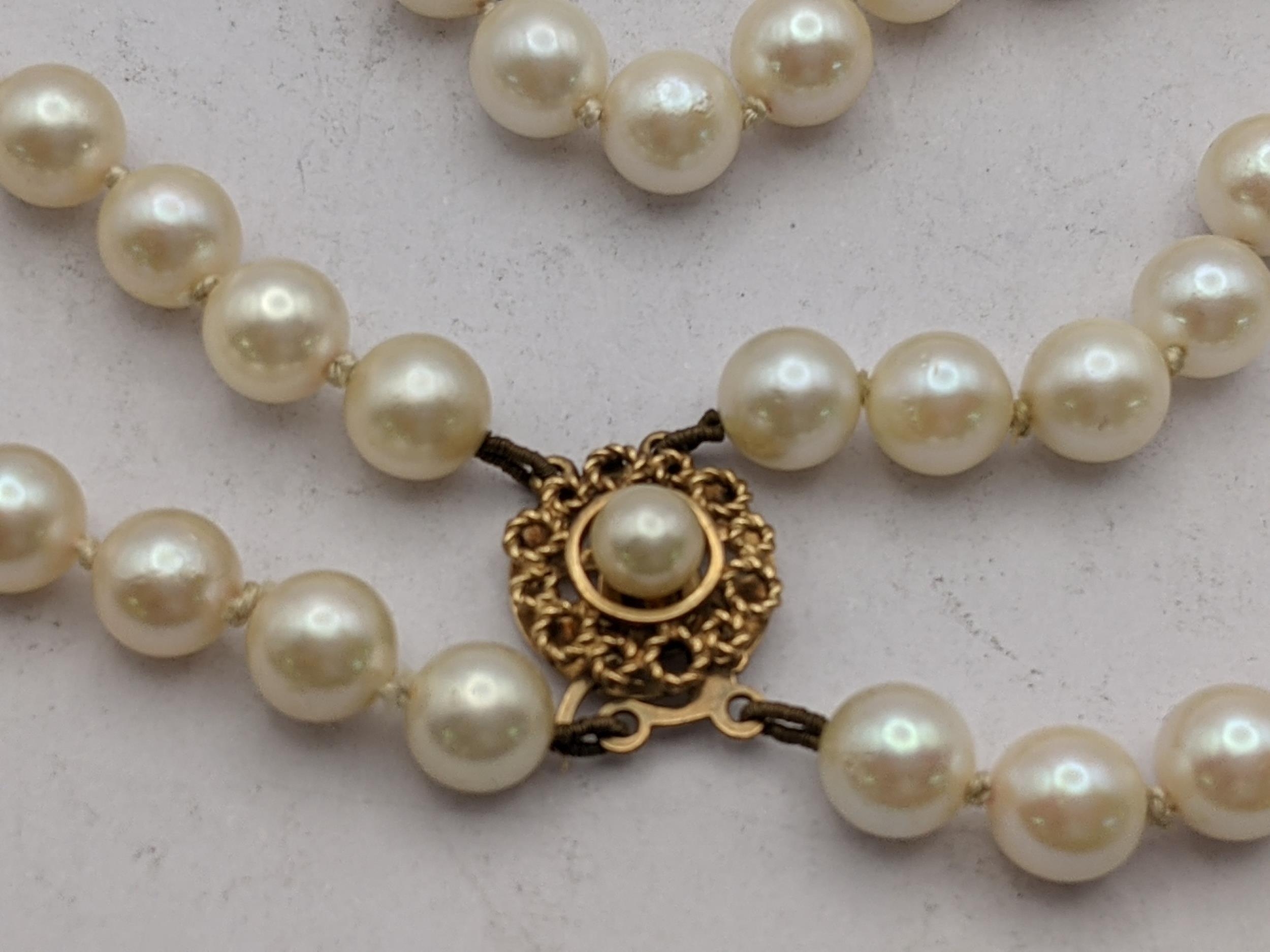 A pearl necklace on a 9ct gold clasp Location: - Image 2 of 4