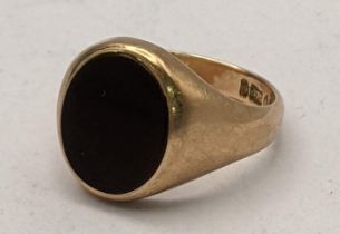 A gents 9ct gold signet ring inset with an agate 8.4g Location: