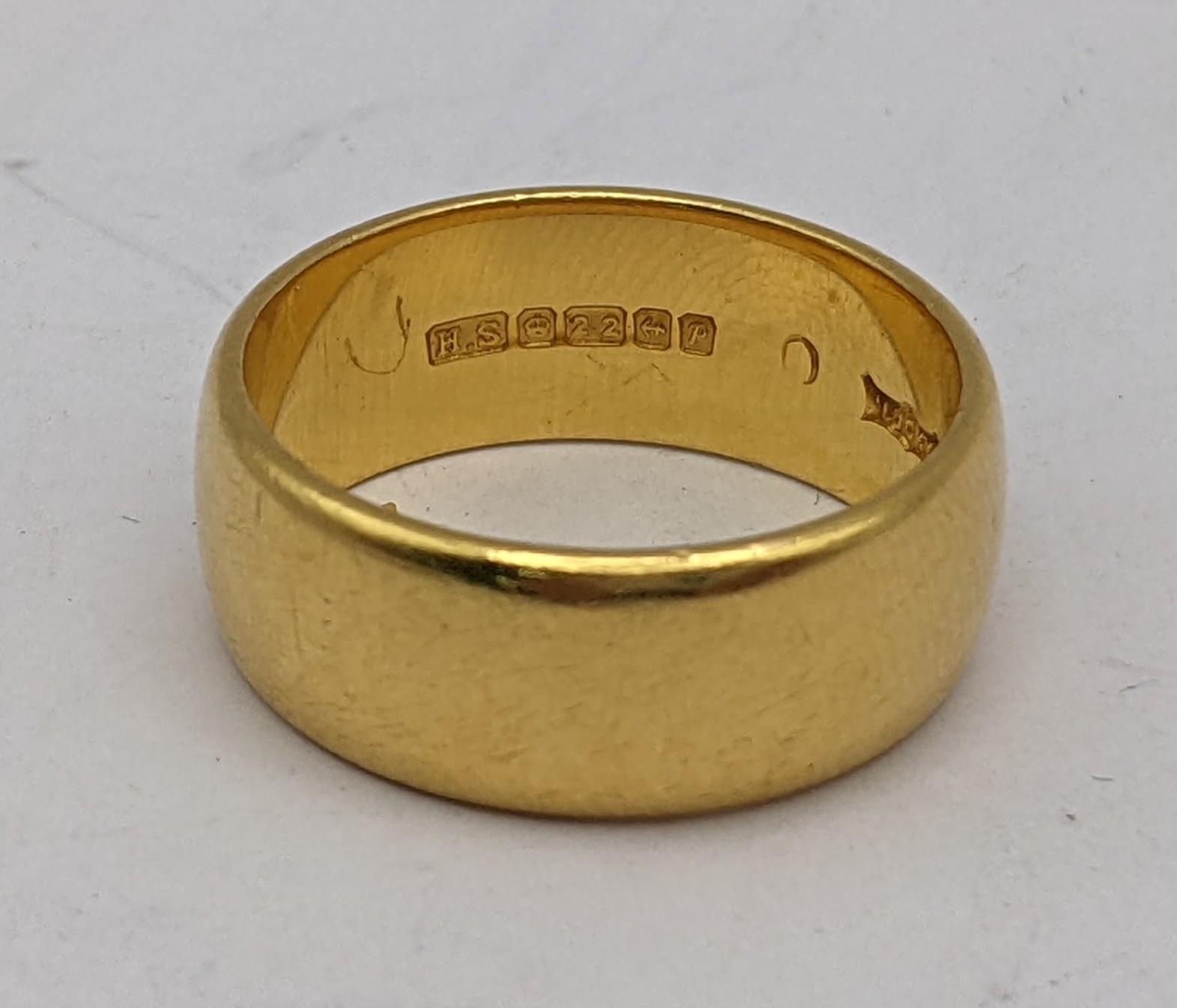 A 22ct wedding band 10g lcoation: