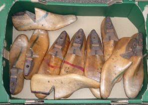 Box of 1950’s Mobbs & Lewis shoe last and stretchers includes 4 pairs sizes 5DE-8DE-81/2 EF-91/2