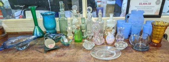 A mixed lot of glassware to include an Austrian iridescent Art Nouveau glass vase, along with an Art