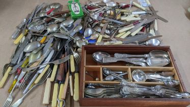 A selection of loose cutlery to include a set of Kings pattern cutlery and other items Location: