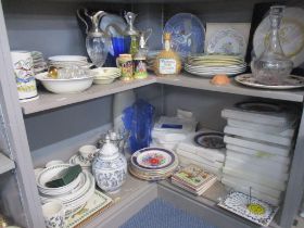 A miscellaneous lot of ceramics and glassware to include limited edition Franklin mint and other