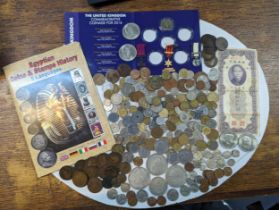 Mixed coins from around the world to include British Victorian and later pennies, USA,