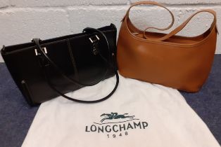 Longchamp-A tan calfskin leather 'baguette' shoulder bag with fabric zipped closure, silver tone