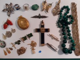 A quantity of vintage costume jewellery to include