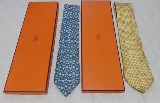Hermes-A yellow and blue silk tie with geometric pattern and branded iconic orange branded box