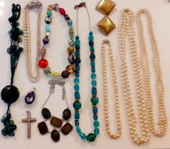 A quantity of costume jewellery to include a painted glass bead necklace having a silver gilt