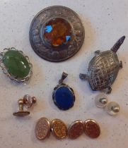A small quantity of vintage costume jewellery and other items to include a pair of 9ct gold engraved