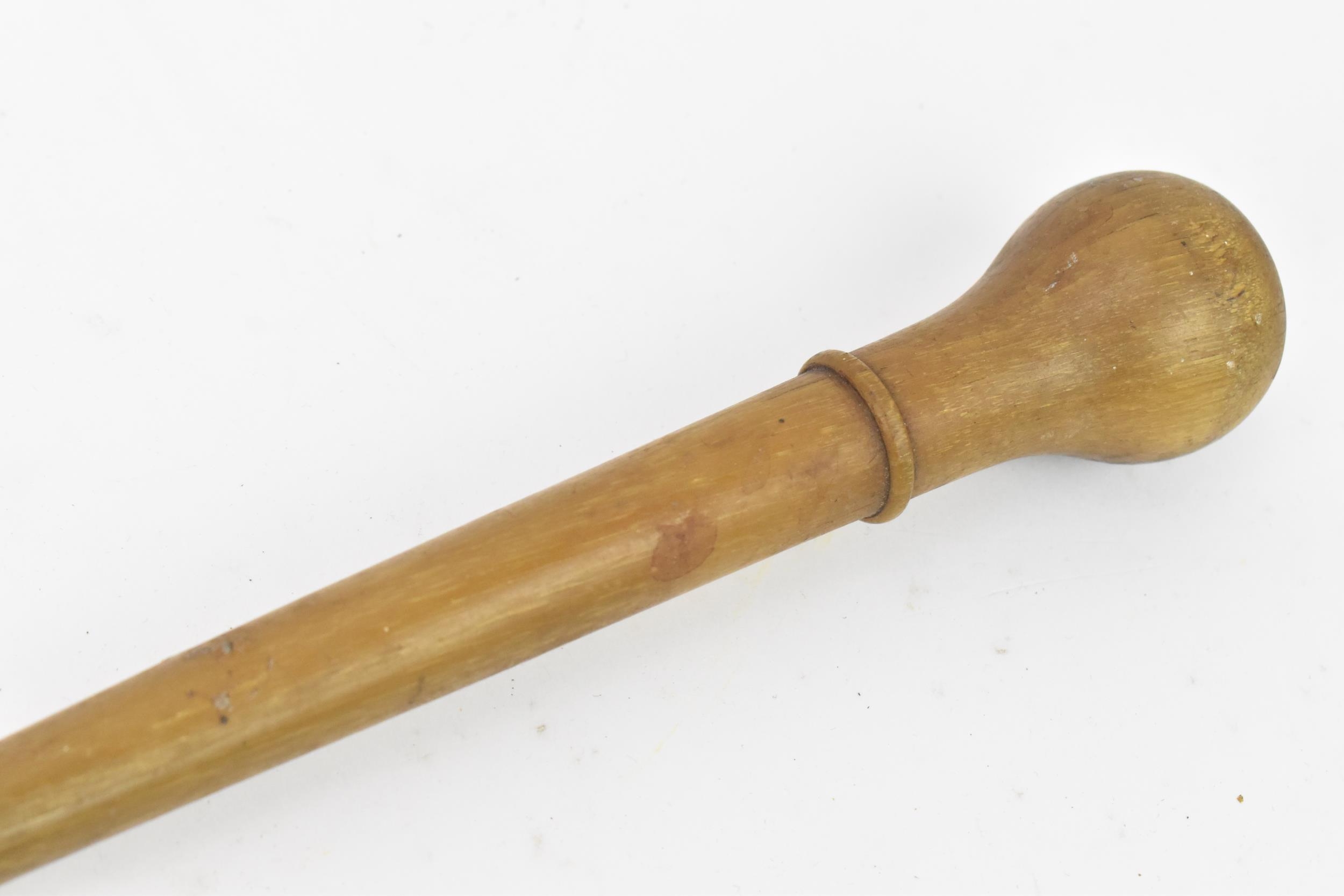 A 19th century rhino horn swagger stick, of tapered form with knopped end, 49 cm long - Bild 4 aus 5