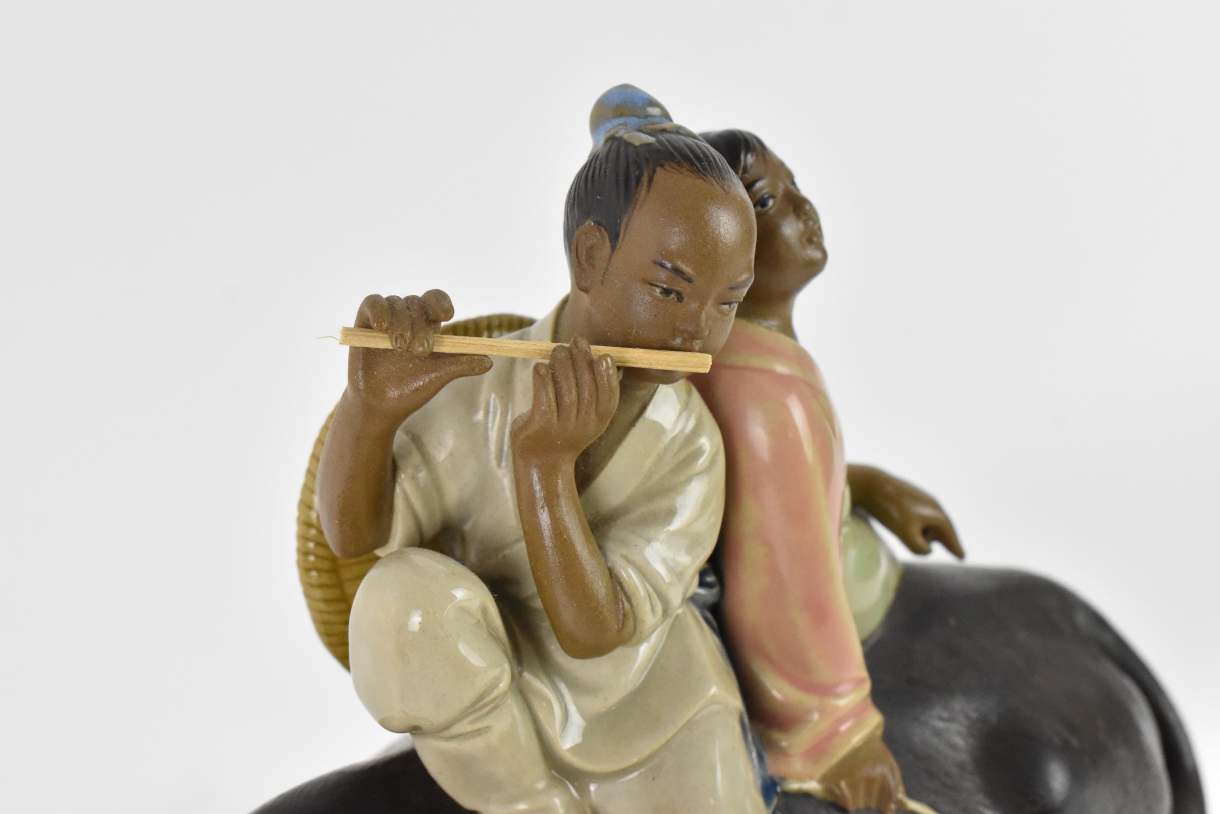 A 20th century Chinese shiwan glazed pottery model of by Liu Zemian, modelled as a couple on the - Bild 2 aus 4