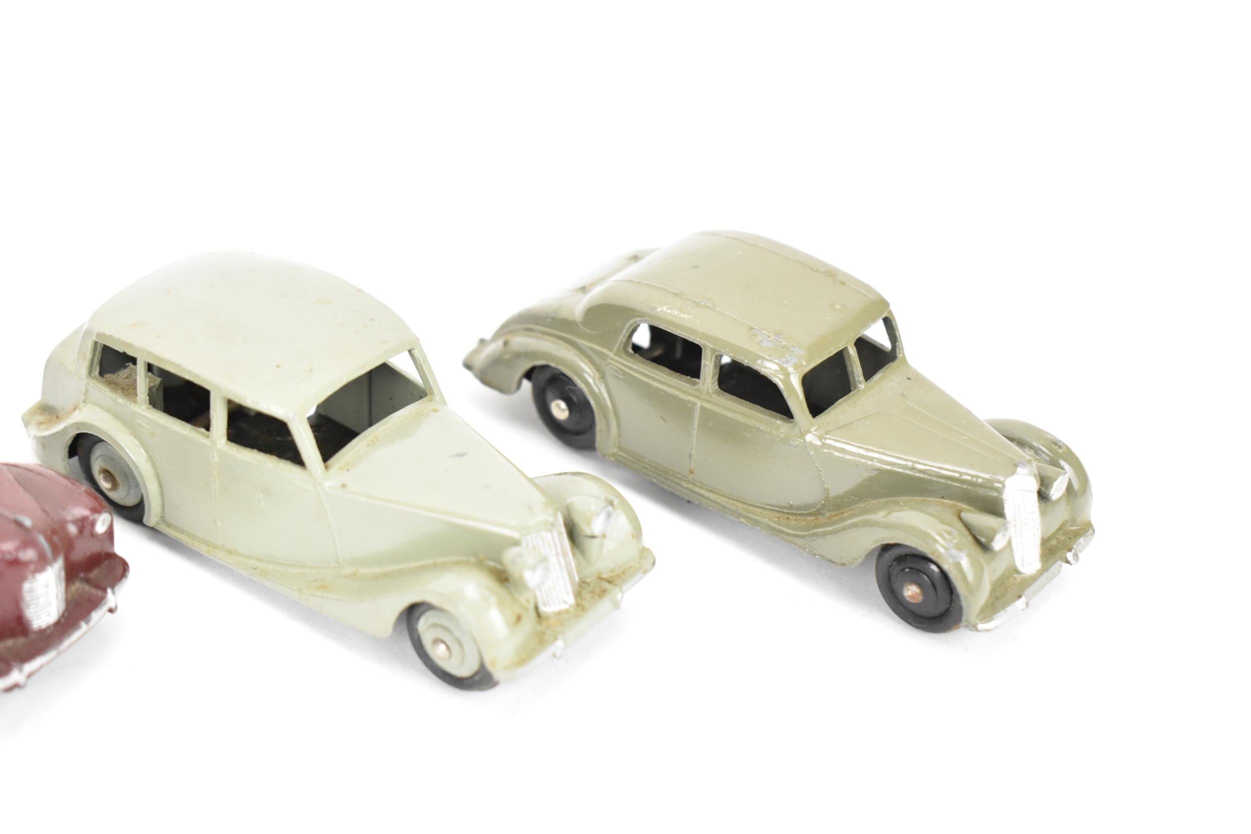 A collection of vintage Dinky diecast cars, to include an Austin Atlantic in blue, a Green Morris - Image 4 of 9