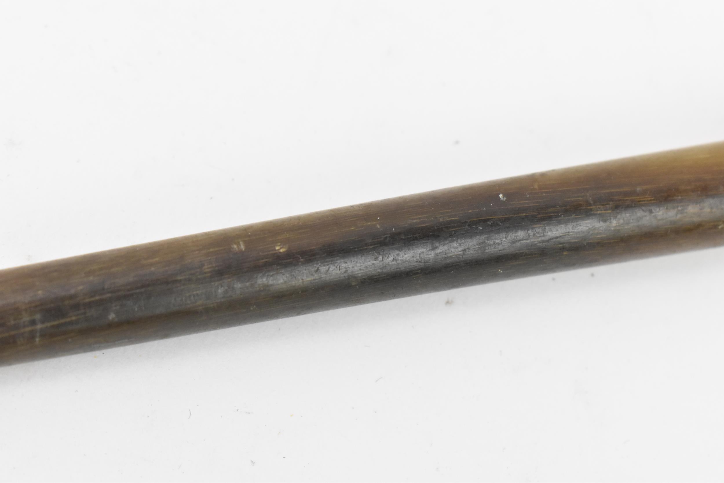 A 19th century rhino horn swagger stick, of tapered form with knopped end, 49 cm long - Bild 5 aus 5