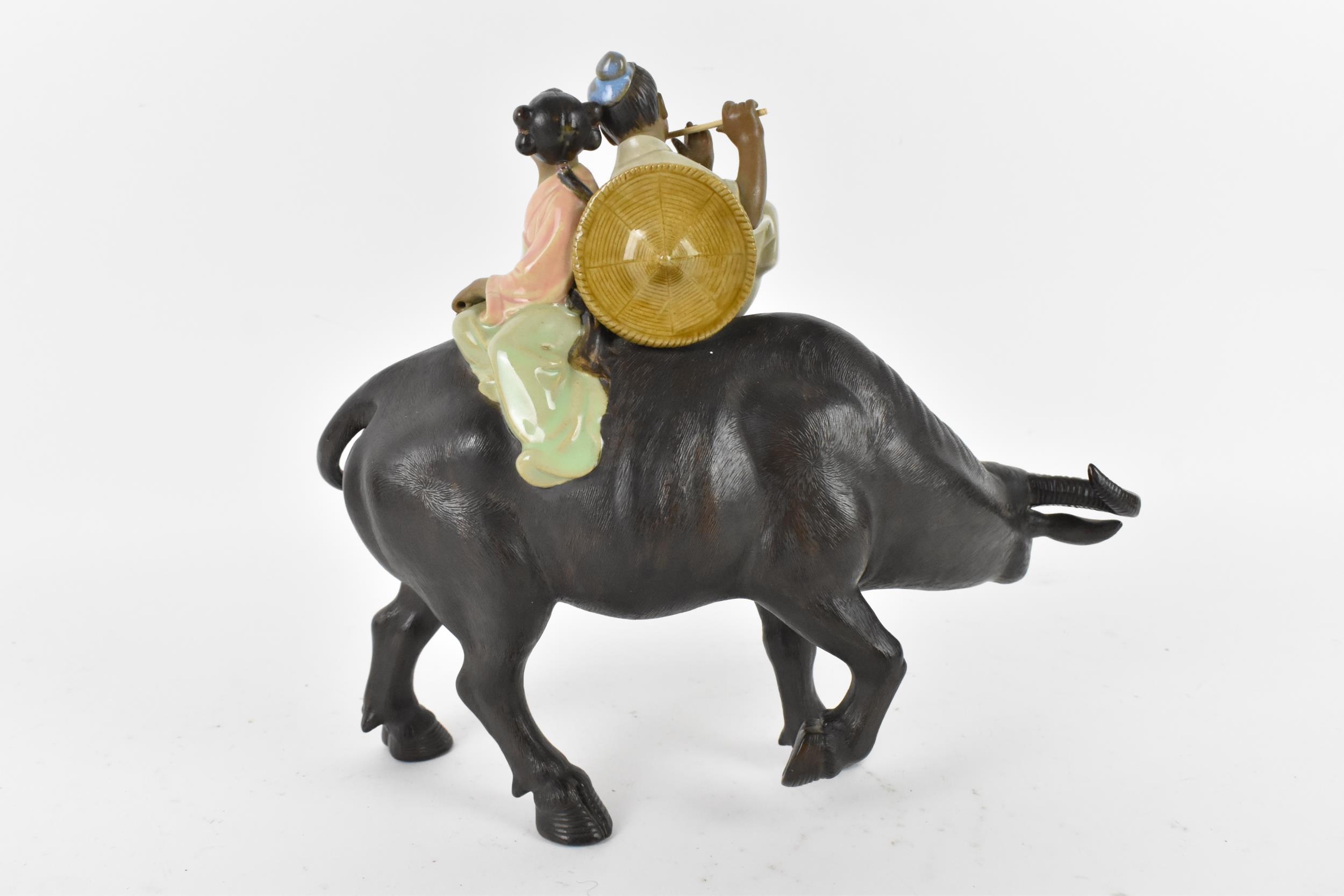 A 20th century Chinese shiwan glazed pottery model of by Liu Zemian, modelled as a couple on the - Bild 3 aus 4