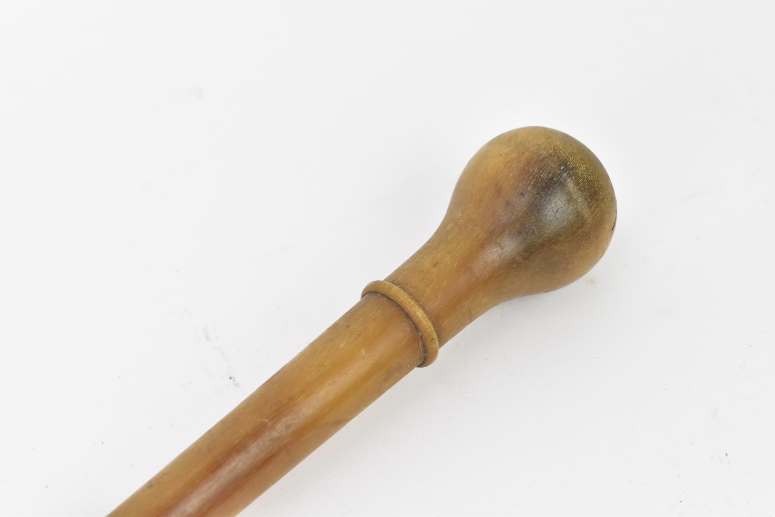 A 19th century rhino horn swagger stick, of tapered form with knopped end, 49 cm long - Bild 2 aus 5