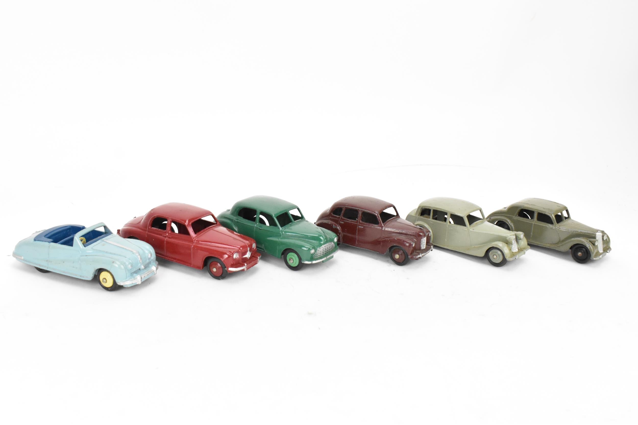 A collection of vintage Dinky diecast cars, to include an Austin Atlantic in blue, a Green Morris - Image 3 of 9