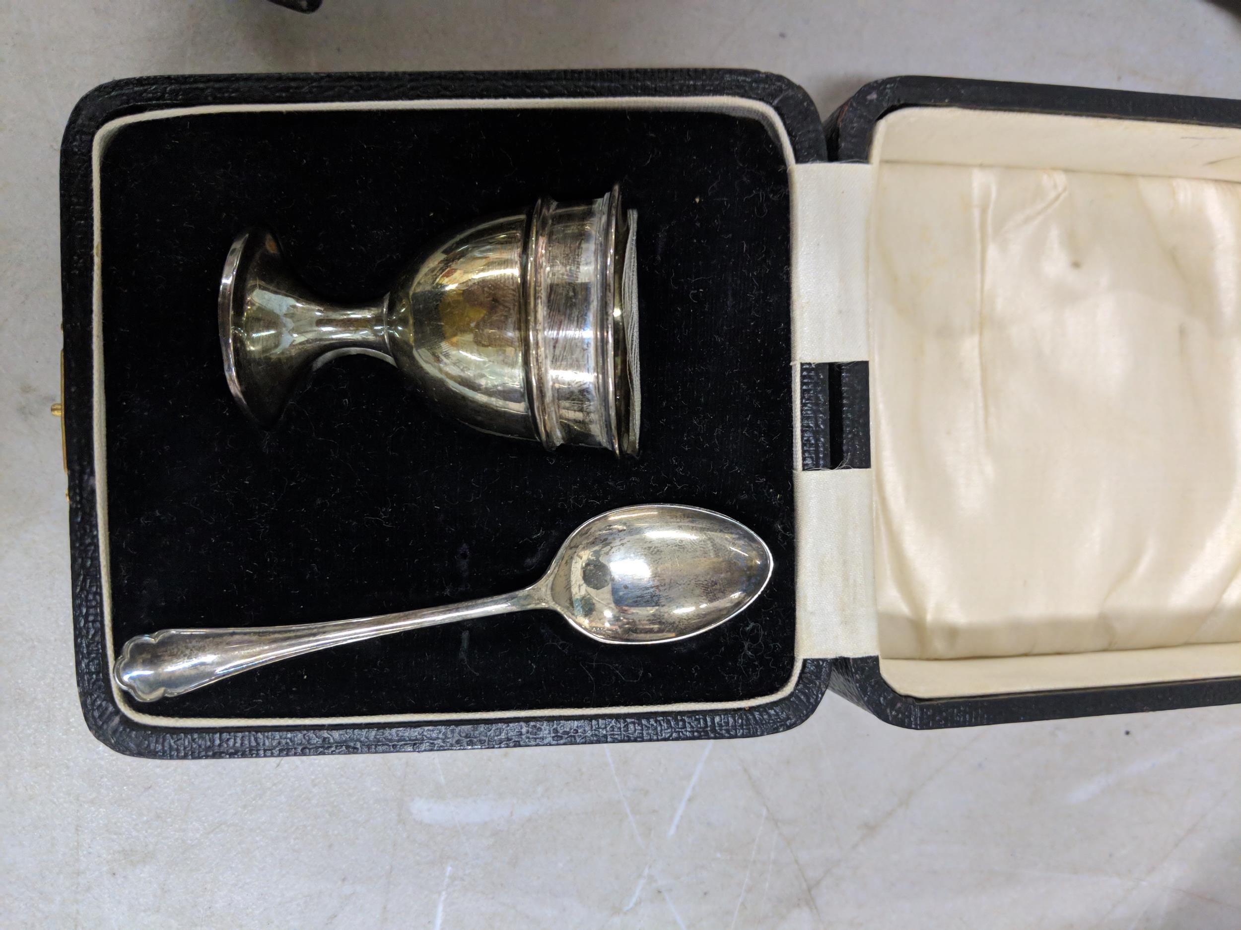 A silver Christening set to include a teaspoon, egg cup and napkin holder, hallmarked Sheffield 1922 - Image 3 of 4