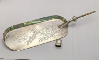 A silver crumb scoop A/F having a floral engraved detail, hallmarked Sheffield 1922, total weight