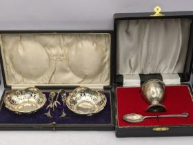 A boxed set of pierced sugar bowls and tongs hallmarked Birmingham 1919, together with a silver