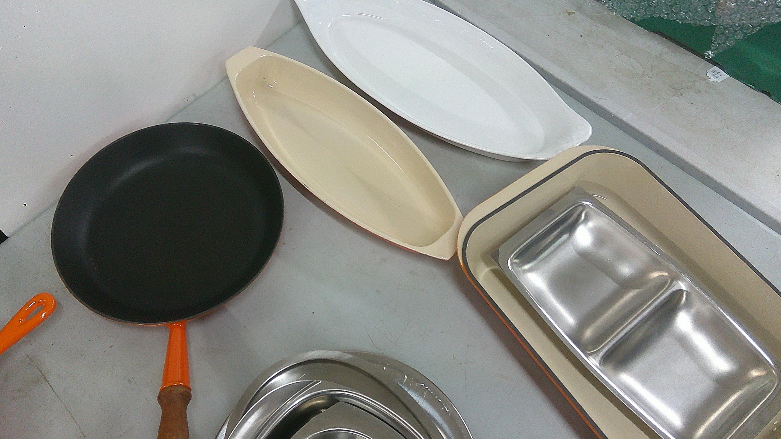 Le Creuset pots and pans to include a frying pan, serving dish and others, mostly in orange - Image 5 of 6