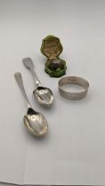 Silver to include a rat tail teaspoon, another teaspoon, a boxed thimble and a napkin ring, total