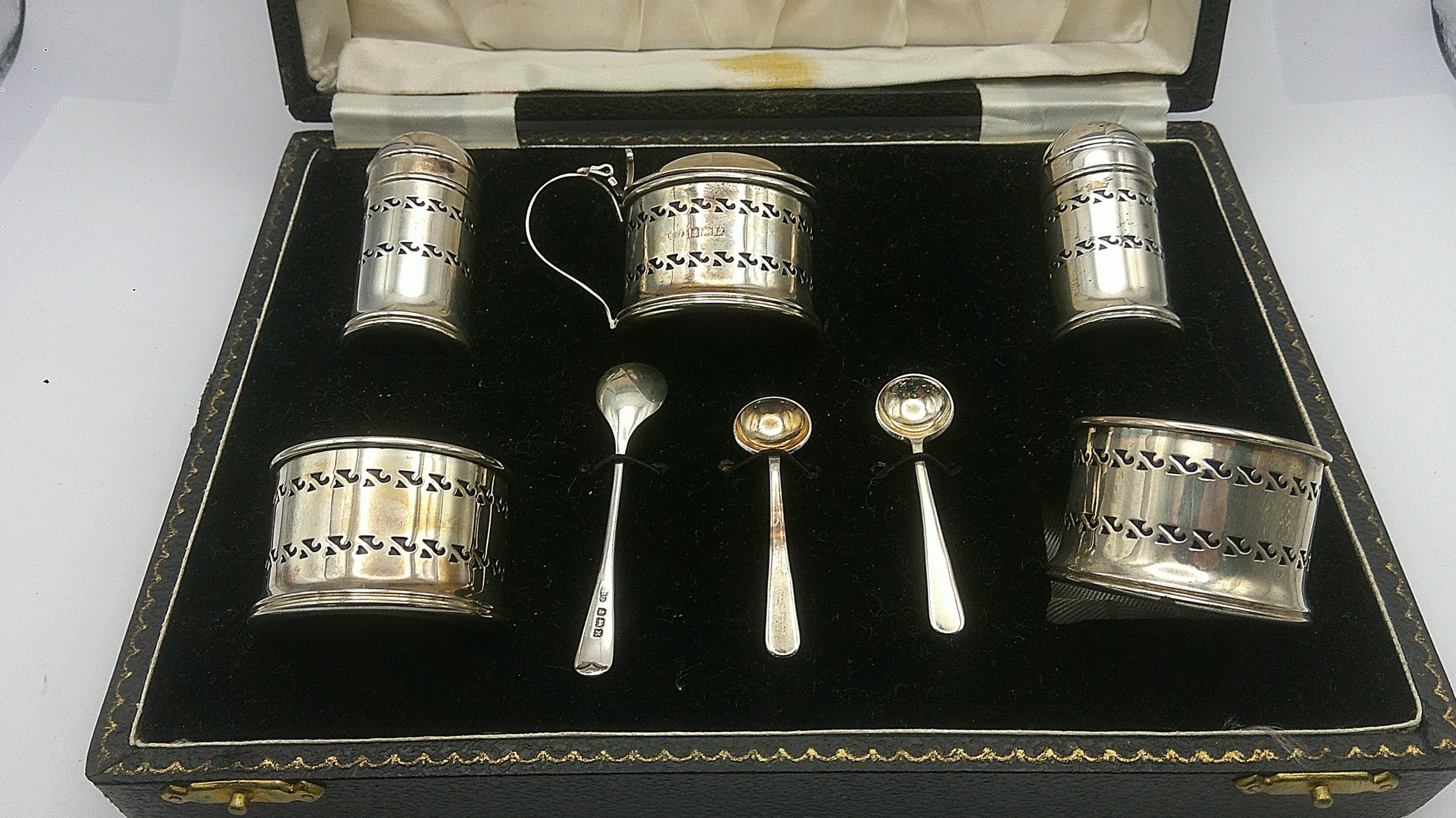 A set of silver condiment set with three silver spoons, cased. 70.6g Location: - Image 2 of 4