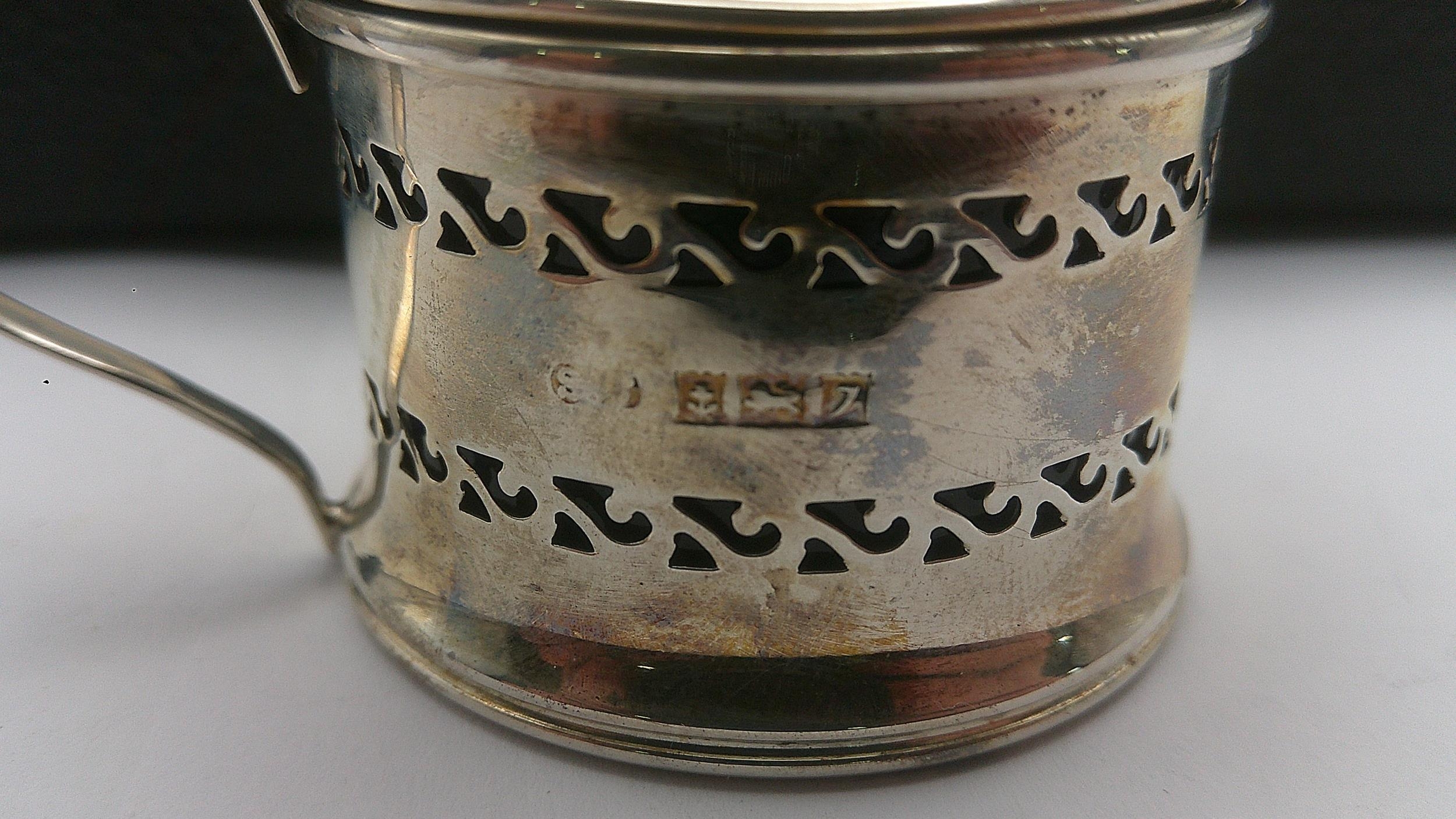 A set of silver condiment set with three silver spoons, cased. 70.6g Location: - Image 3 of 4