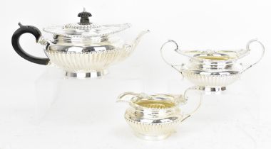 An Edwardian silver three piece tea set by Edward Barnard & Sons Ltd, comprising a teapot, twin-