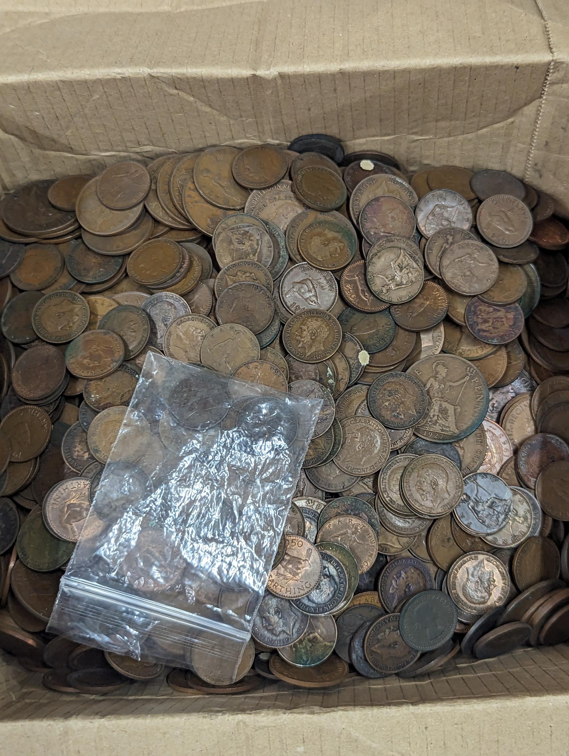 A collection of post 1947 British half crowns, shillings, sixpence along with Victorian and later - Image 4 of 5