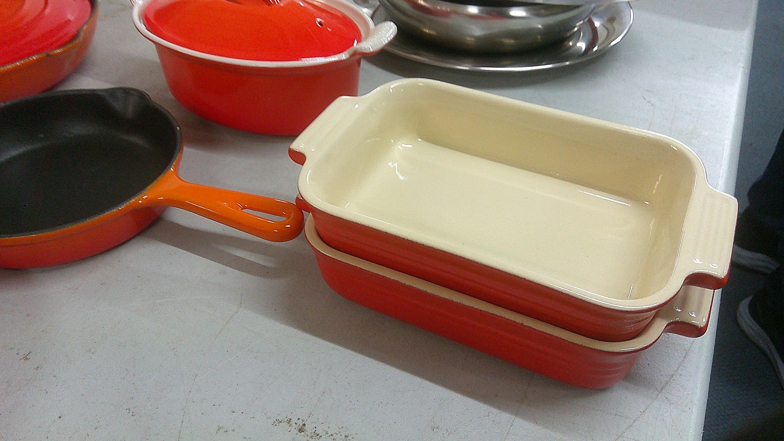 Le Creuset pots and pans to include a frying pan, serving dish and others, mostly in orange - Image 3 of 6