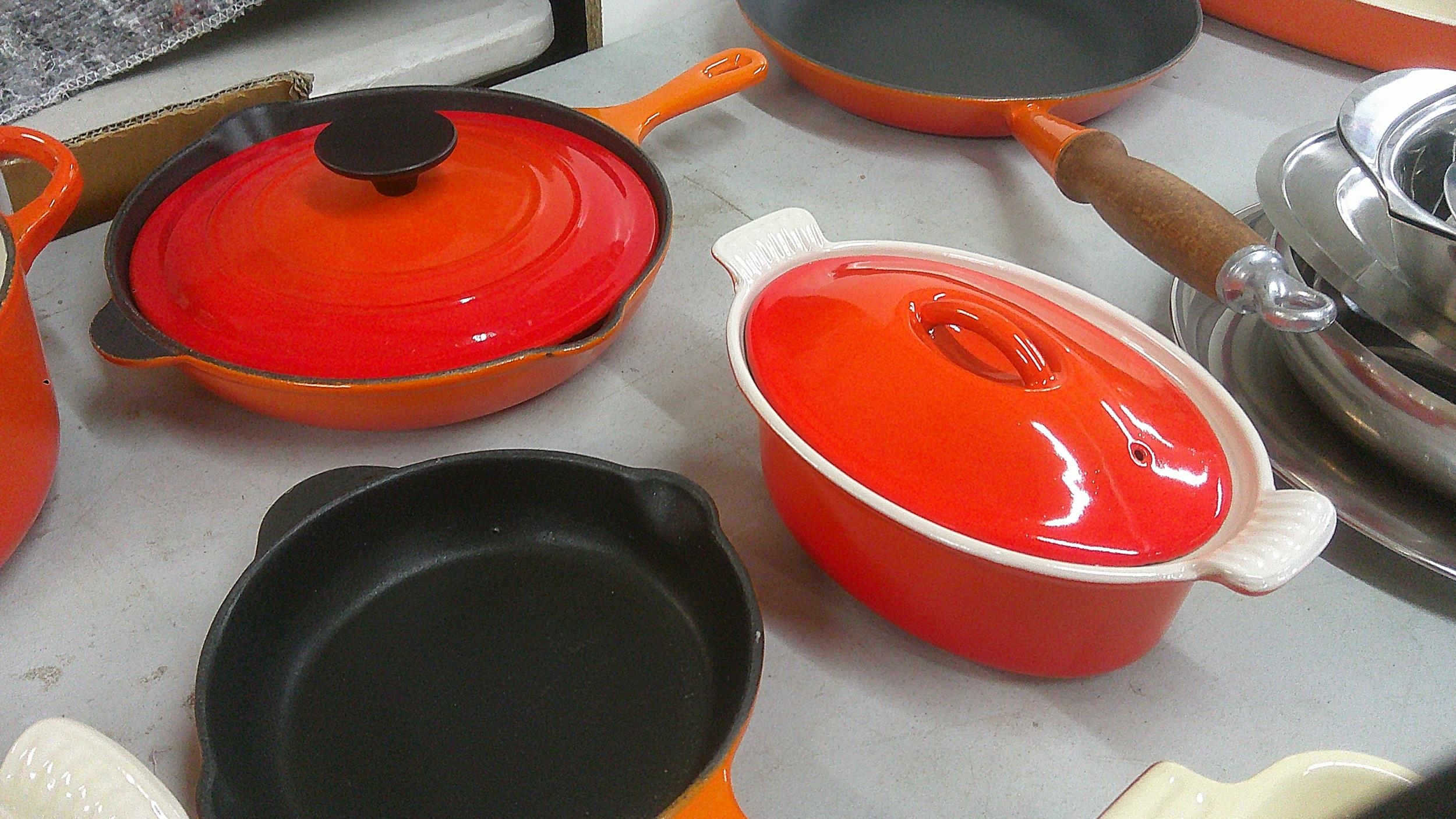 Le Creuset pots and pans to include a frying pan, serving dish and others, mostly in orange - Image 4 of 6