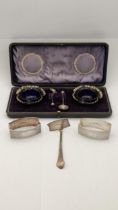 Silver to include a pair of napkin rings, a child's pusher and a pair of salts, cased, 115g