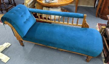 An Edwardian walnut chaise longue having button back upholstery and turned finials Location: