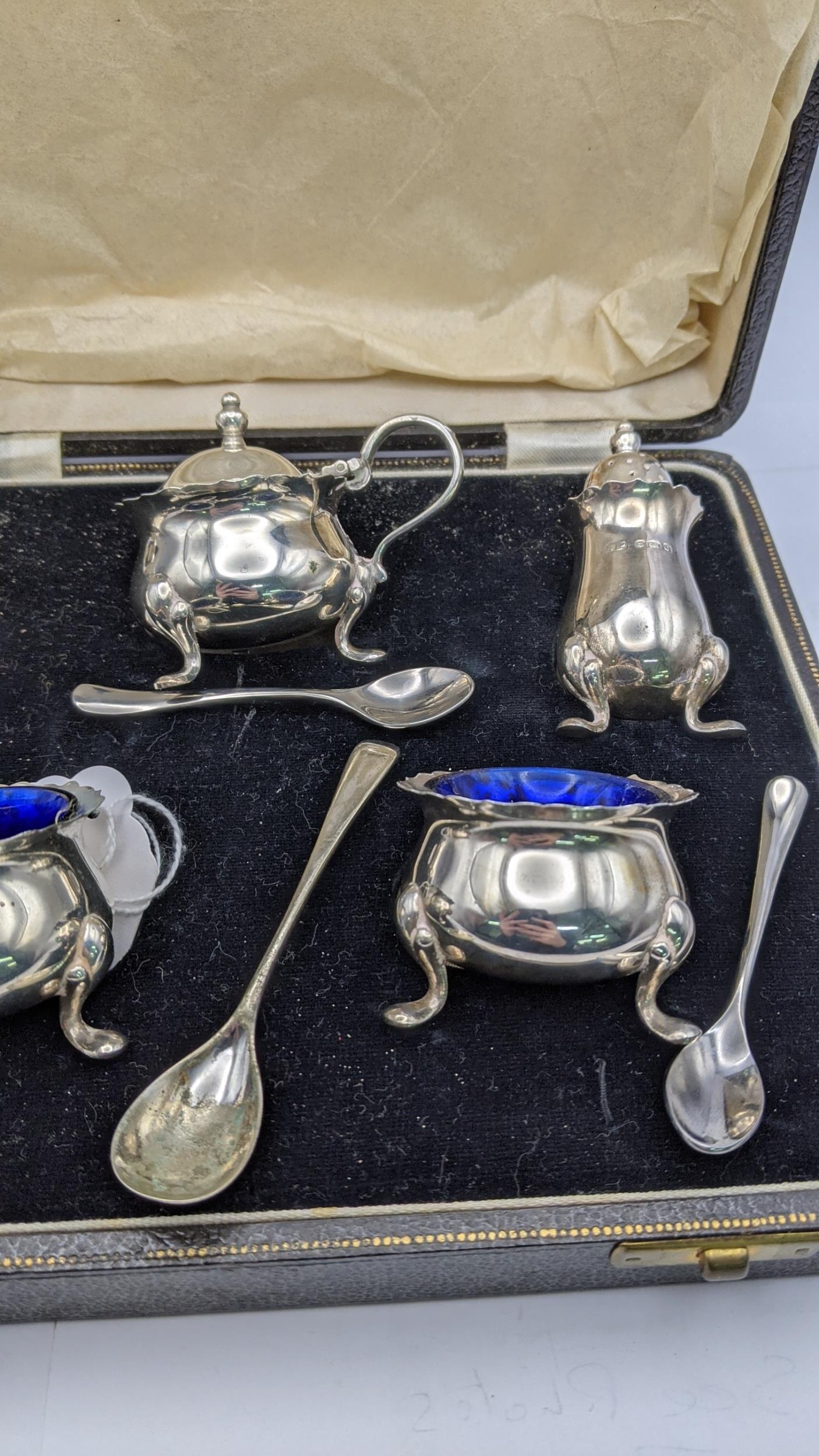 A silver condiment set comprising of two salts, two peppers and a mustard and silver plated spoons - Bild 3 aus 3