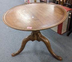 A Georgian mahogany snap top occasional table having a dish top and on three cabriole legs, 53cm h x