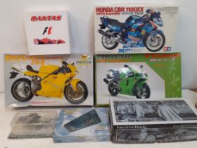Mixed diecast models and kits to include a Ducati 748 Desmoquattro and a Honda CBR-1100XX By