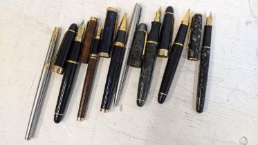 Fountain and ballpoint pens to include Parker, Sonet and a Park classic fountain pen, Jaguar and