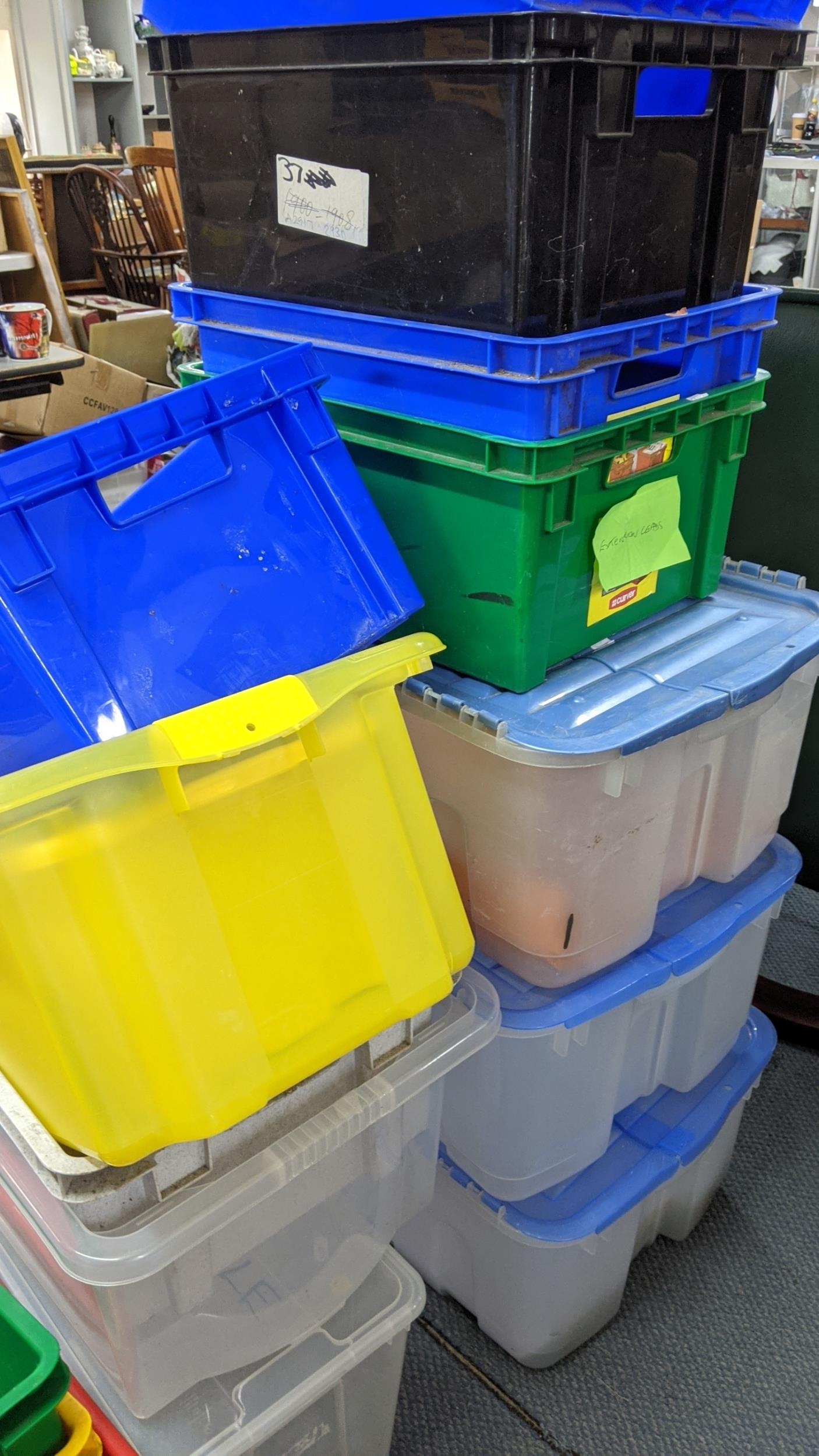 A quantity of plastic storage boxes Location:A2M - Bild 3 aus 3