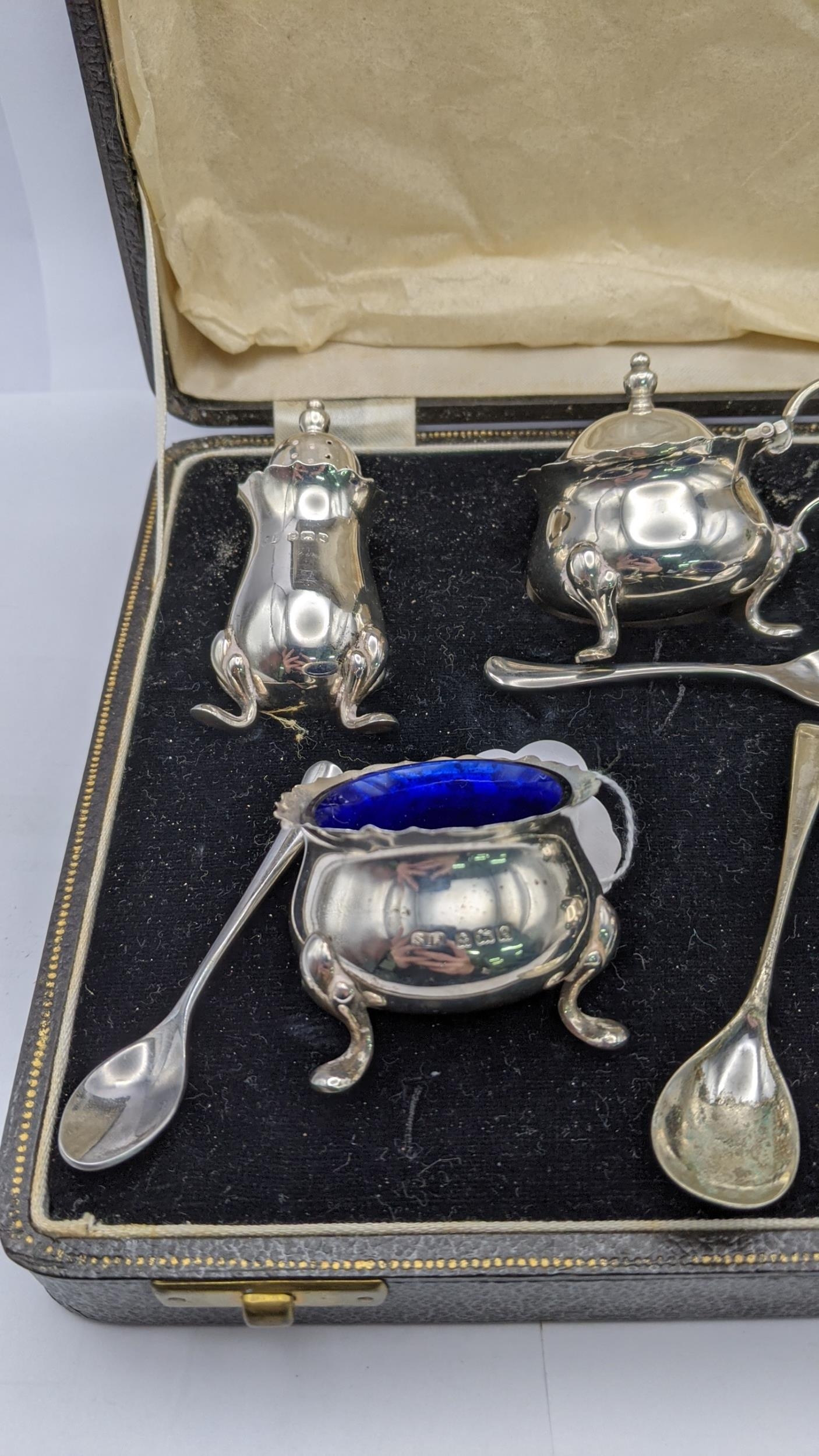 A silver condiment set comprising of two salts, two peppers and a mustard and silver plated spoons - Bild 2 aus 3