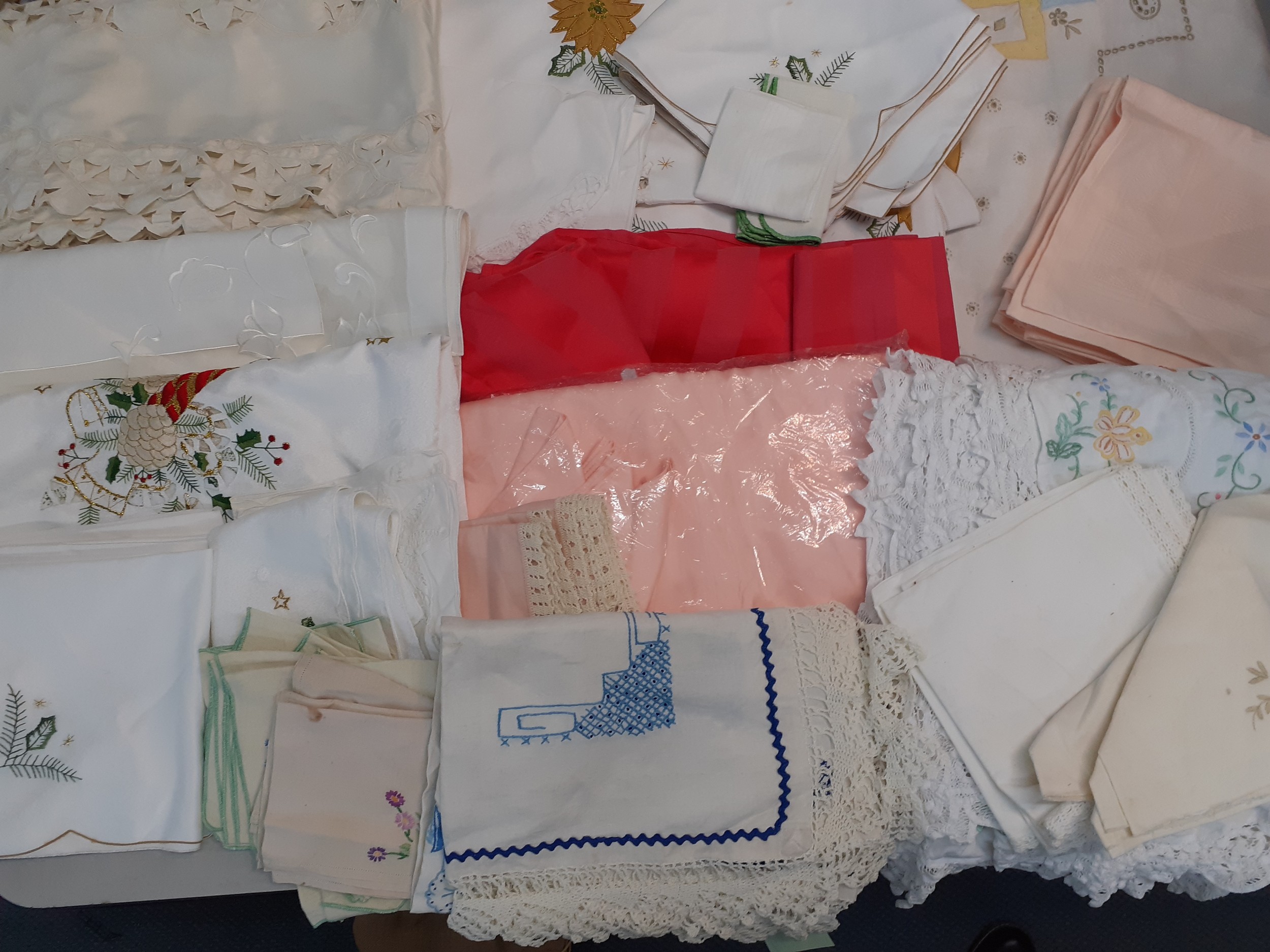 A quantity of vintage table linen, mainly 1950's -1980's to include napkins. Location:LWB