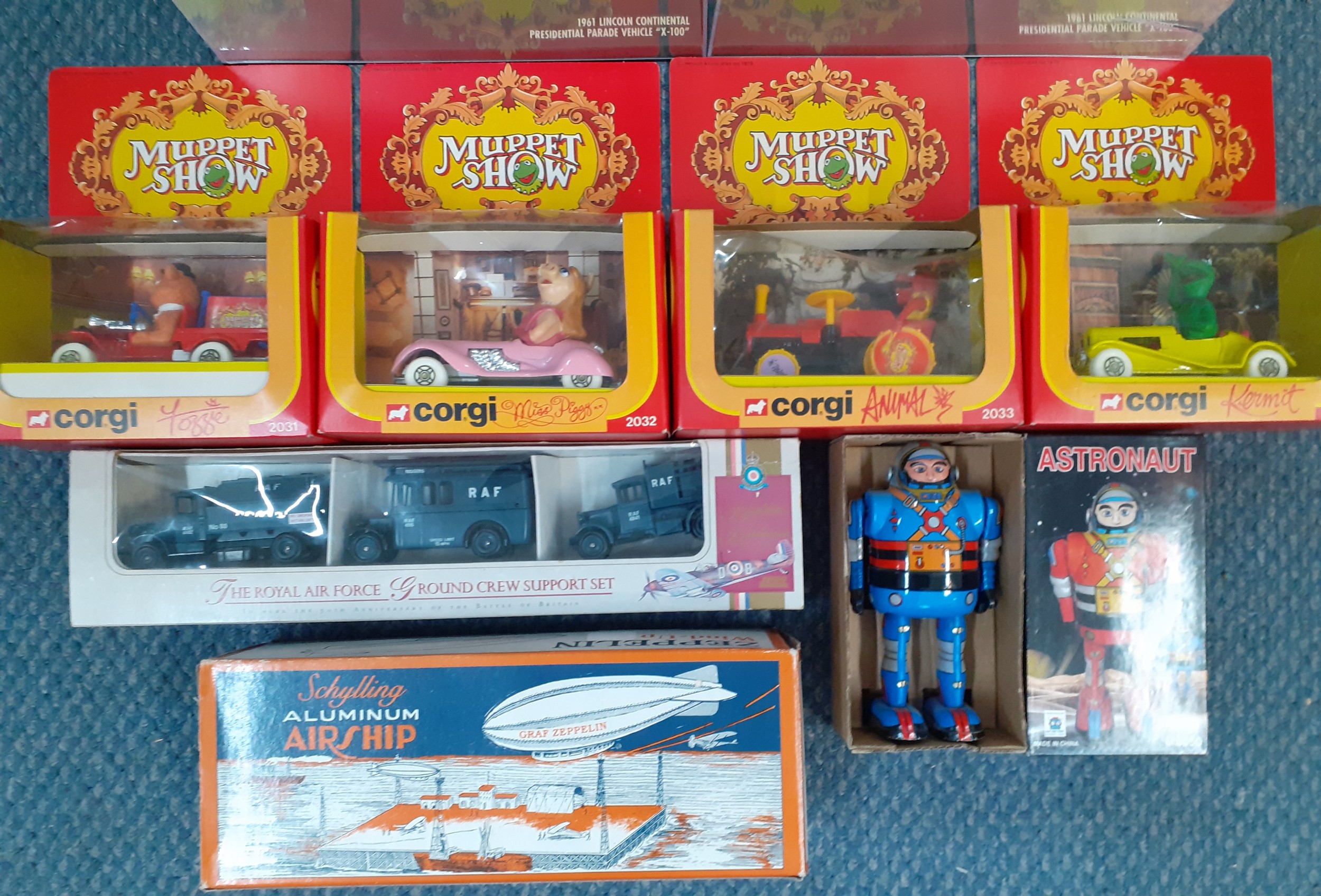 A group of boxed toys to include 2 Mini Champs 1961 toy models of a Lincoln Continental Presidential - Image 2 of 3