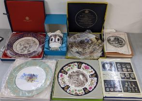 Boxed collectable porcelain to include a Royal Worcester Saint George's chapel plate and others