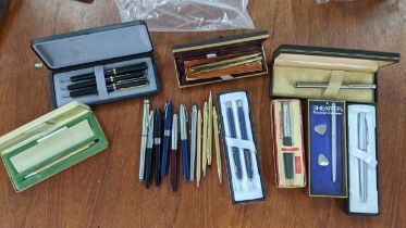 Sheaffer Cross and platinum fountain pens and ballpoint pens to include Sheaffer Imperials, Targa,