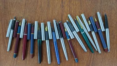 A collection of 15 Parker pens, mostly fountain pens to include Parker 88 sets, Parker Frontier