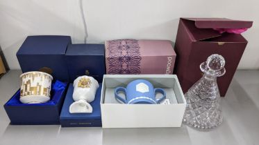 Boxed collectables to include Bridge Crystal by Old Hall decanter, Wedgwood mug, Royal Worcester and